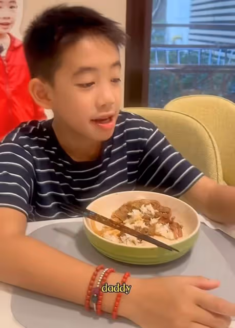 陳小春11歲兒子下廚做飯,應采兒激動記錄,Jasper廚藝獲全家稱讚