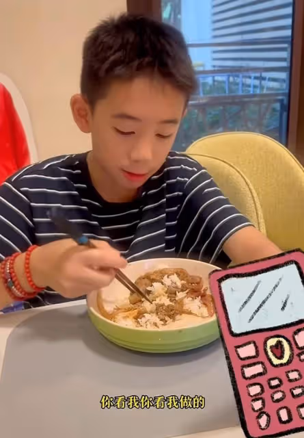 陳小春11歲兒子下廚做飯,應采兒激動記錄,Jasper廚藝獲全家稱讚