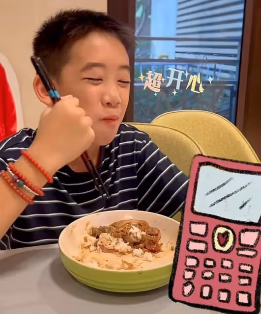 陳小春11歲兒子下廚做飯,應采兒激動記錄,Jasper廚藝獲全家稱讚