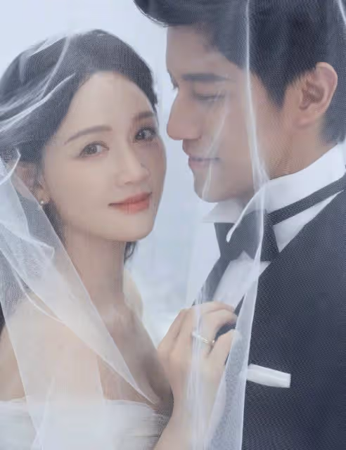 陳喬恩夫婦婚紗大片,Alan望著老婆眼神拉絲,相愛5年仍似熱戀