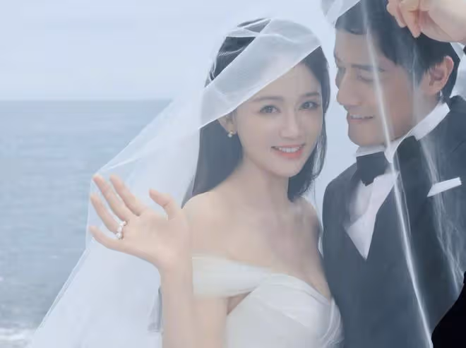 陳喬恩夫婦婚紗大片,Alan望著老婆眼神拉絲,相愛5年仍似熱戀