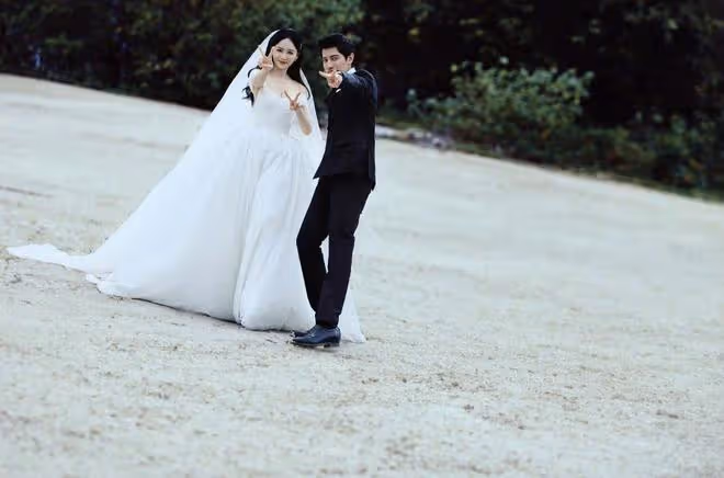 陳喬恩夫婦婚紗大片,Alan望著老婆眼神拉絲,相愛5年仍似熱戀