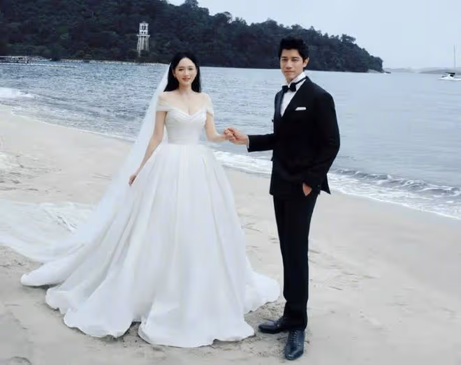 陳喬恩夫婦婚紗大片,Alan望著老婆眼神拉絲,相愛5年仍似熱戀