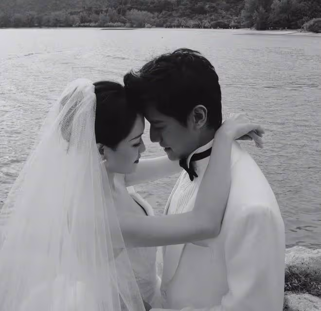 陳喬恩夫婦婚紗大片,Alan望著老婆眼神拉絲,相愛5年仍似熱戀