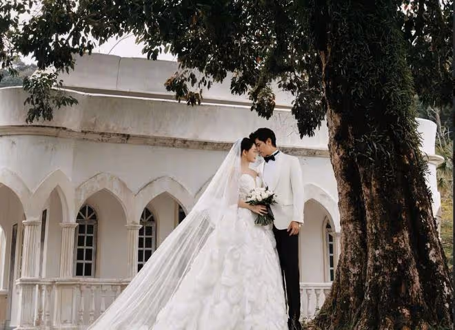 陳喬恩夫婦婚紗大片,Alan望著老婆眼神拉絲,相愛5年仍似熱戀