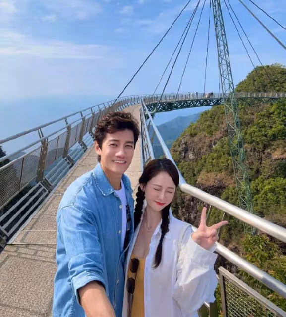 陳喬恩夫婦婚紗大片,Alan望著老婆眼神拉絲,相愛5年仍似熱戀