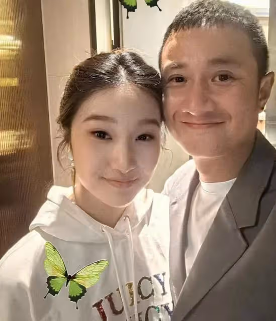 文章大女兒曬16歲生日照,成熟裝扮美翻了,分別與爸媽同框超開心