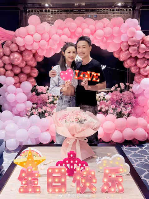 林峯為小11歲嬌妻慶生,張馨月曬合照秀恩愛,女兒正臉曝光超漂亮