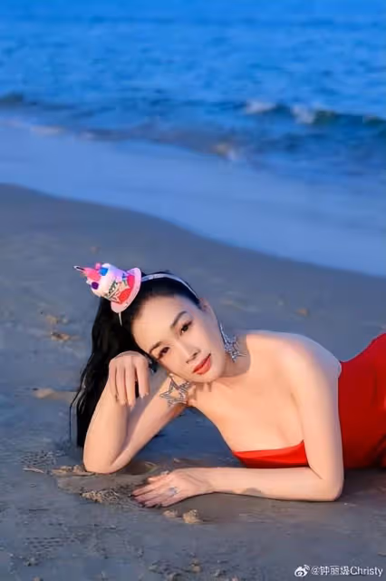 鍾麗緹慶祝54歲生日,穿紅色抹胸裙騰空起跳,狀態滿滿不輸小姑娘