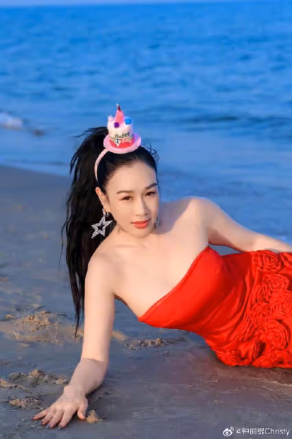 鍾麗緹慶祝54歲生日,穿紅色抹胸裙騰空起跳,狀態滿滿不輸小姑娘