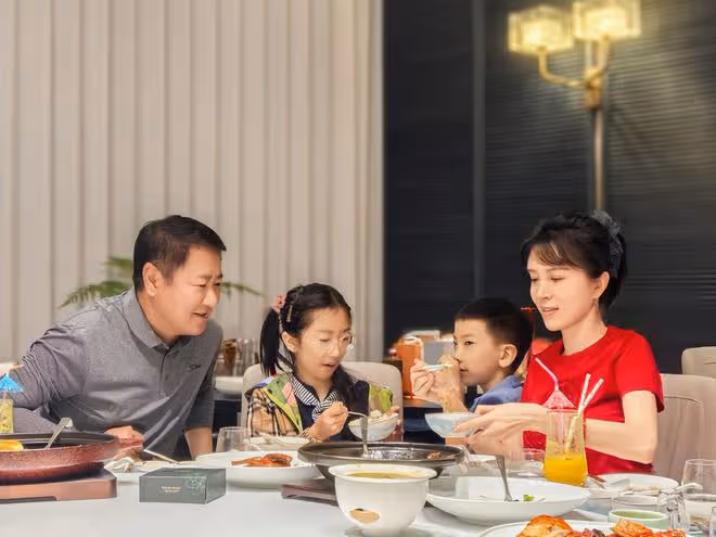 金巧巧與於冬久違合體秀幸福,兩人陪兒女過中秋,一家四口超有愛