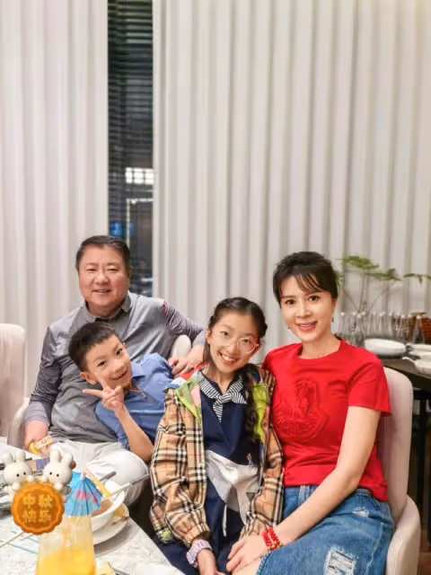 金巧巧與於冬久違合體秀幸福,兩人陪兒女過中秋,一家四口超有愛
