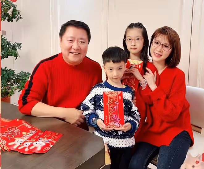 金巧巧與於冬久違合體秀幸福,兩人陪兒女過中秋,一家四口超有愛