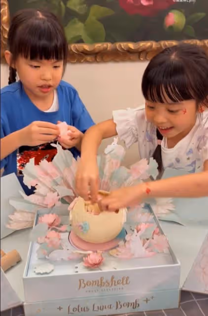 熊黛林中秋節曬全家福,夫妻二人恩愛如初,雙胞胎女兒越長越漂亮