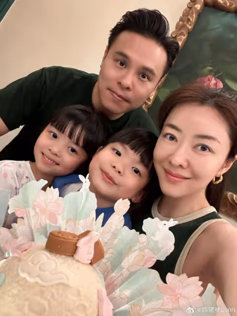 熊黛林中秋節曬全家福,夫妻二人恩愛如初,雙胞胎女兒越長越漂亮