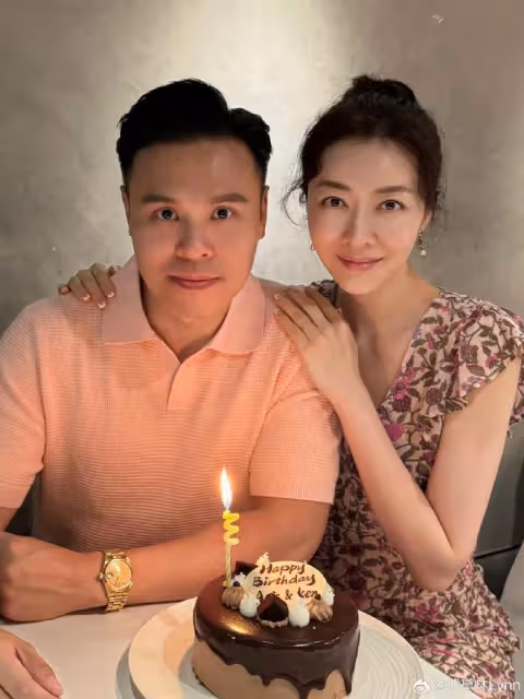 熊黛林中秋節曬全家福,夫妻二人恩愛如初,雙胞胎女兒越長越漂亮