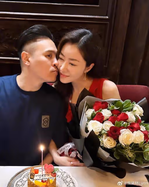 熊黛林中秋節曬全家福,夫妻二人恩愛如初,雙胞胎女兒越長越漂亮
