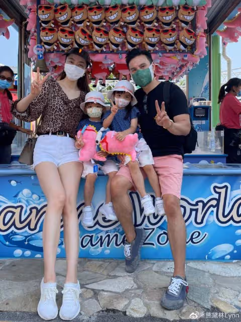 熊黛林中秋節曬全家福,夫妻二人恩愛如初,雙胞胎女兒越長越漂亮