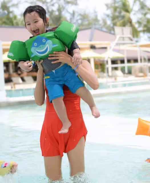 鄭嘉穎老婆帶兒子游泳,輕鬆舉起寶貝不費力,穿泳裝瘦成「竹竿」