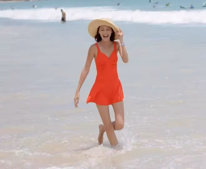 鄭嘉穎老婆帶兒子游泳,輕鬆舉起寶貝不費力,穿泳裝瘦成「竹竿」