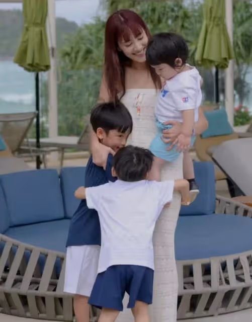 鄭嘉穎老婆帶兒子游泳,輕鬆舉起寶貝不費力,穿泳裝瘦成「竹竿」