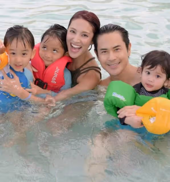 鄭嘉穎老婆帶兒子游泳,輕鬆舉起寶貝不費力,穿泳裝瘦成「竹竿」