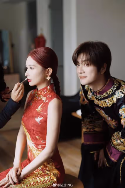 「快男」陸虎曬婚禮現場照,夫妻當眾擁吻甜齁,男帥女美超般配