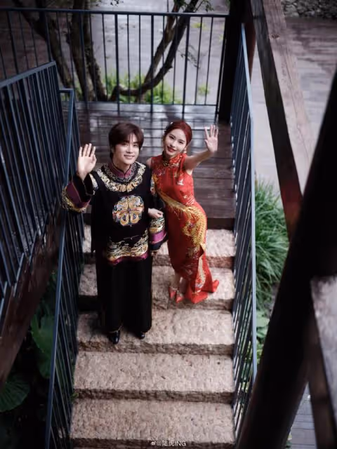 「快男」陸虎曬婚禮現場照,夫妻當眾擁吻甜齁,男帥女美超般配