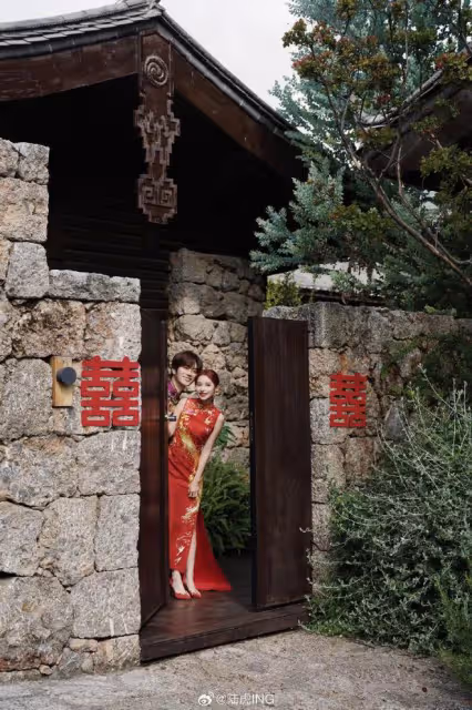 「快男」陸虎曬婚禮現場照,夫妻當眾擁吻甜齁,男帥女美超般配