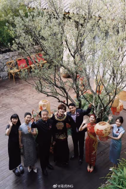 「快男」陸虎曬婚禮現場照,夫妻當眾擁吻甜齁,男帥女美超般配
