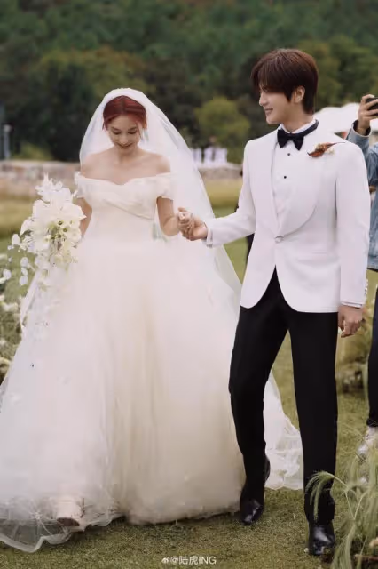 「快男」陸虎曬婚禮現場照,夫妻當眾擁吻甜齁,男帥女美超般配