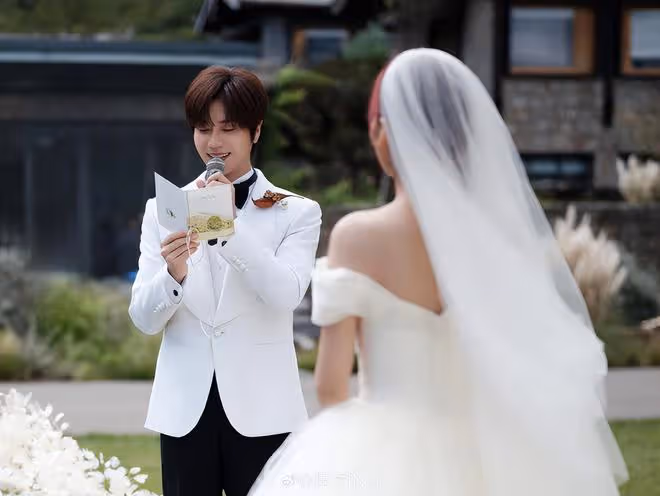 「快男」陸虎曬婚禮現場照,夫妻當眾擁吻甜齁,男帥女美超般配