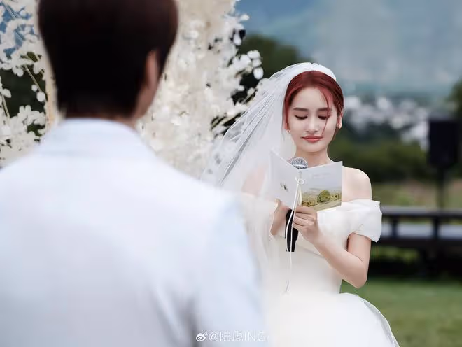 「快男」陸虎曬婚禮現場照,夫妻當眾擁吻甜齁,男帥女美超般配