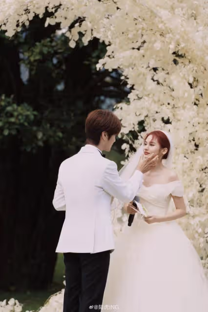 「快男」陸虎曬婚禮現場照,夫妻當眾擁吻甜齁,男帥女美超般配
