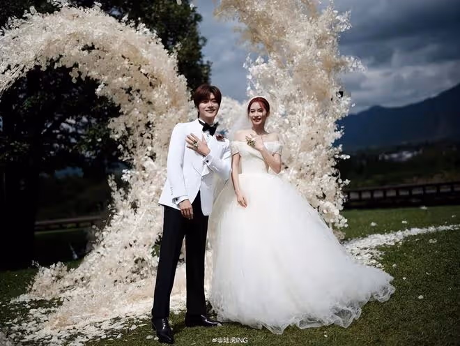 「快男」陸虎曬婚禮現場照,夫妻當眾擁吻甜齁,男帥女美超般配