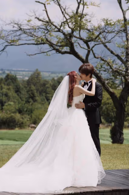 「快男」陸虎曬婚禮現場照,夫妻當眾擁吻甜齁,男帥女美超般配