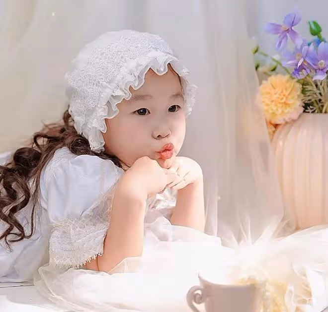 張紀中幼女滿4歲,小花仙胖嘟嘟超可愛,和73歲爸爸共用一張臉