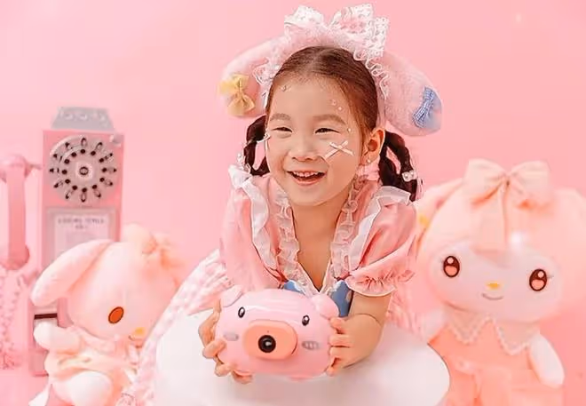 張紀中幼女滿4歲,小花仙胖嘟嘟超可愛,和73歲爸爸共用一張臉