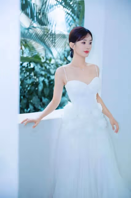 趙麗穎活動美照曝光,穿白色弔帶裙優雅迷人,一顰一笑美翻了