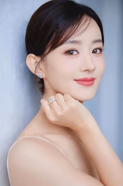 趙麗穎活動美照曝光,穿白色弔帶裙優雅迷人,一顰一笑美翻了