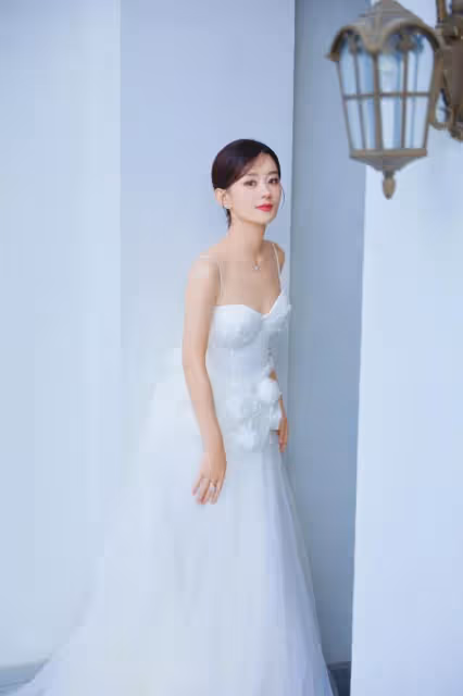 趙麗穎活動美照曝光,穿白色弔帶裙優雅迷人,一顰一笑美翻了
