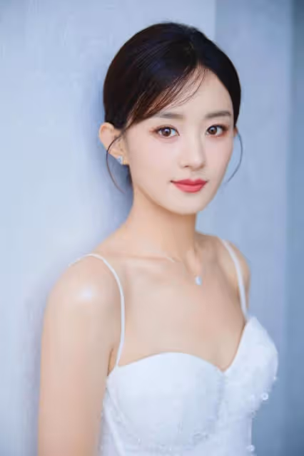 趙麗穎活動美照曝光,穿白色弔帶裙優雅迷人,一顰一笑美翻了