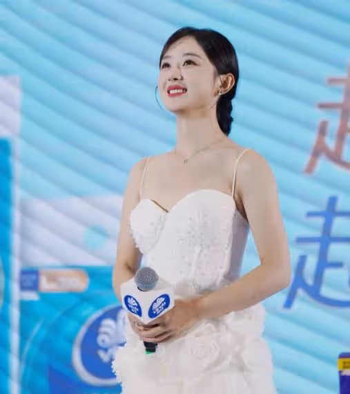 趙麗穎活動美照曝光,穿白色弔帶裙優雅迷人,一顰一笑美翻了