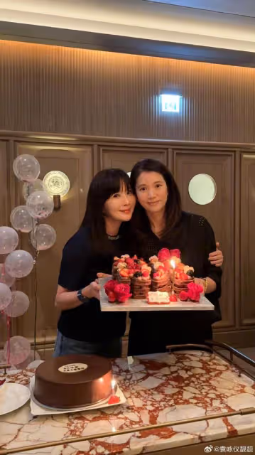 袁詠儀曬全家福慶生,邱淑貞驚喜出鏡,17歲魔童超一米八比爸爸高