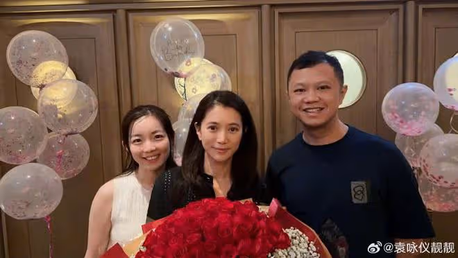 袁詠儀曬全家福慶生,邱淑貞驚喜出鏡,17歲魔童超一米八比爸爸高