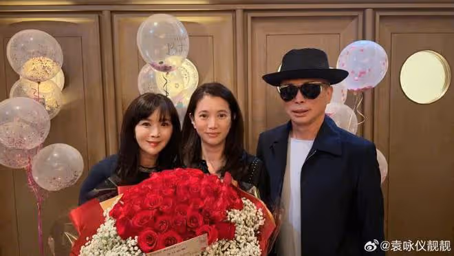 袁詠儀曬全家福慶生,邱淑貞驚喜出鏡,17歲魔童超一米八比爸爸高