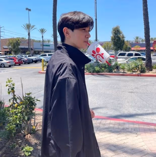袁詠儀曬全家福慶生,邱淑貞驚喜出鏡,17歲魔童超一米八比爸爸高