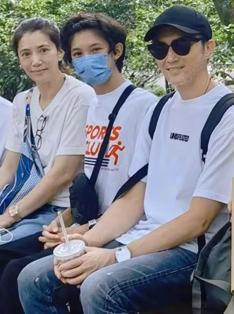 袁詠儀曬全家福慶生,邱淑貞驚喜出鏡,17歲魔童超一米八比爸爸高