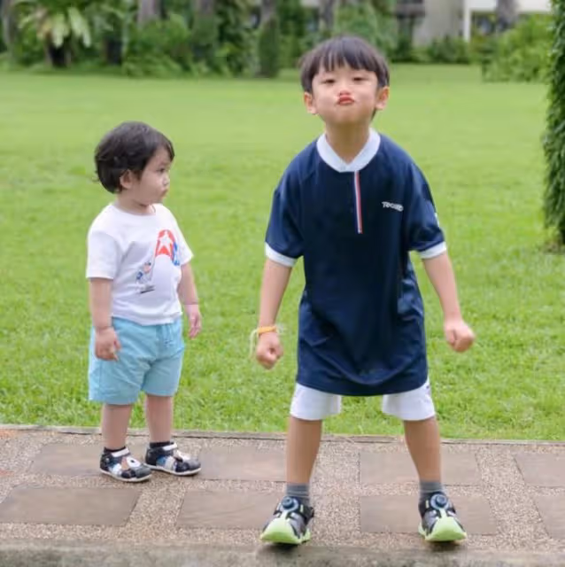 鄭嘉穎一家五口開心出遊,辣媽陳凱琳年輕漂亮,三個兒子全是帥哥