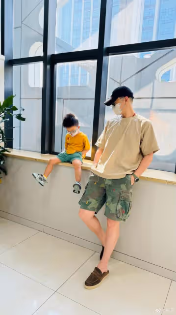 朱丹曬老公兒子秀幸福,甜喊「我的兩個帥小伙」,小小圍戴眼鏡了